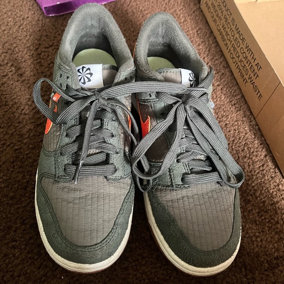 NIKE DUNK LOW SE (GS) , SIZE 6Y , SEQUOIA/ORANGE-MEDIUM OLIVE , gently worn - Picture 5 of 9